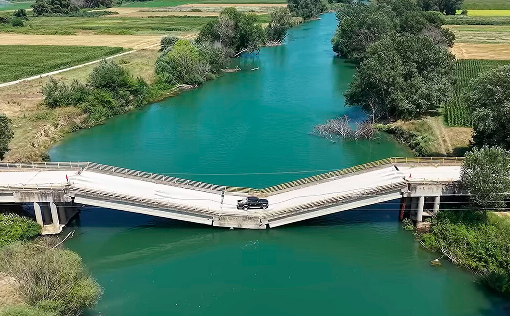 ¿Qué hacer cuando el GPS te hace dar un rodeo de 30 kilómetros? En Grecia lo tienen claro: cruzar el puente a medio derruir