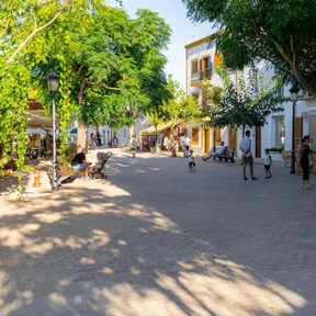 Blanco y oculto en el interior de la isla, en este discreto pueblo de Ibiza el tiempo parece haberse detenido en calma