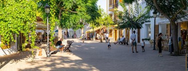 Blanco y oculto en el interior de la isla, en este discreto pueblo de Ibiza el tiempo parece haberse detenido en calma