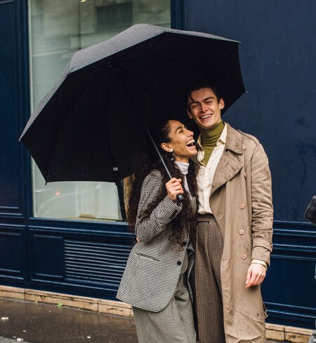 Un día de lluvia no te retendrá luciendo las gabardinas, parkas y chubasqueros con más estilo