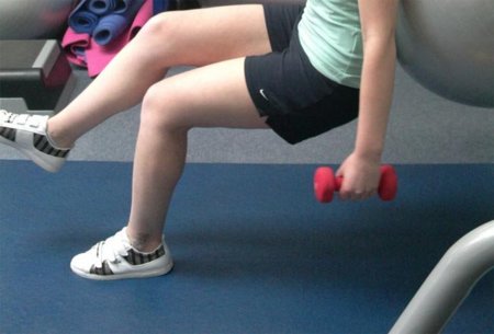 ¿Por qué siempre se recomienda elevar las piernas para aumentar la intensidad de los ejercicios?