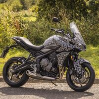 ¡Sorpresa! La Triumph Tiger Sport 660 se adelanta en estas primeras fotos: trail para el carnet A2 con base de Triumph Trident