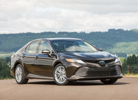 ¡Confirmado! El Toyota Camry Hybrid llegará a México este año