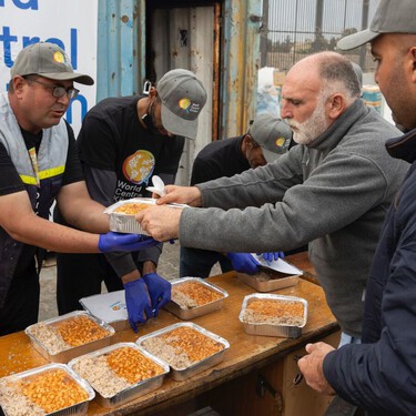 El plan de José Andrés para poner fin al hambre en Gaza: “Queremos preparar un millón de comidas al día”