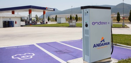 Un punto de carga para coches eléctricos cada 100 km: Endesa avanza su plan tras recibir un chute de 35 millones de euros