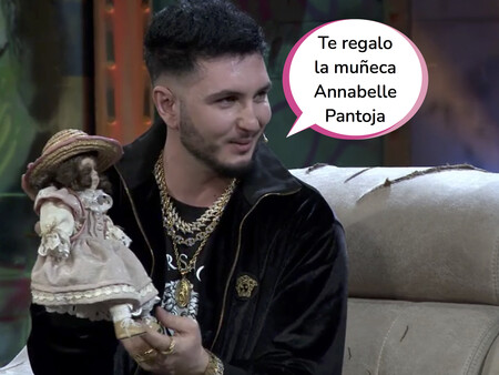 Omar Montes se camela a David Broncano en 'La Resistencia' regalándole esta muñeca que robó de Cantora