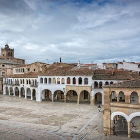 En plena Vía de la Plata romana, este infravalorado pueblo de Cáceres tiene una de las plazas mayores más bonitas de España 