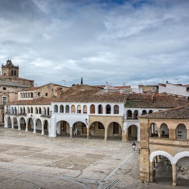 En plena Vía de la Plata romana, este infravalorado pueblo de Cáceres tiene una de las plazas mayores más bonitas de España 