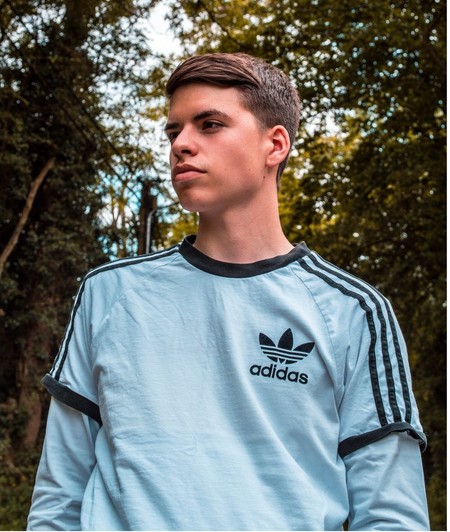 25% de descuento extra con el cupón de descuento SHOP25 en Adidas: recopilamos 12 ofertas en camisetas, pantalones o chaquetas deportivas