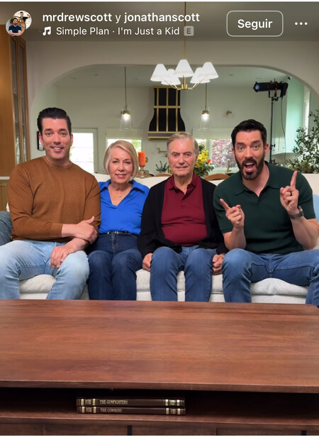 Los gemelos con sus padres