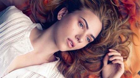 Scarlett Johansson repite para Mango posando sexy y sensual en 'Summer Light'
