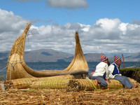 Viajes exóticos: Las islas flotantes de los Uros en Perú 