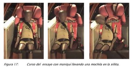Los riesgos de llevar la mochila puesta en la silla de seguridad del automóvil