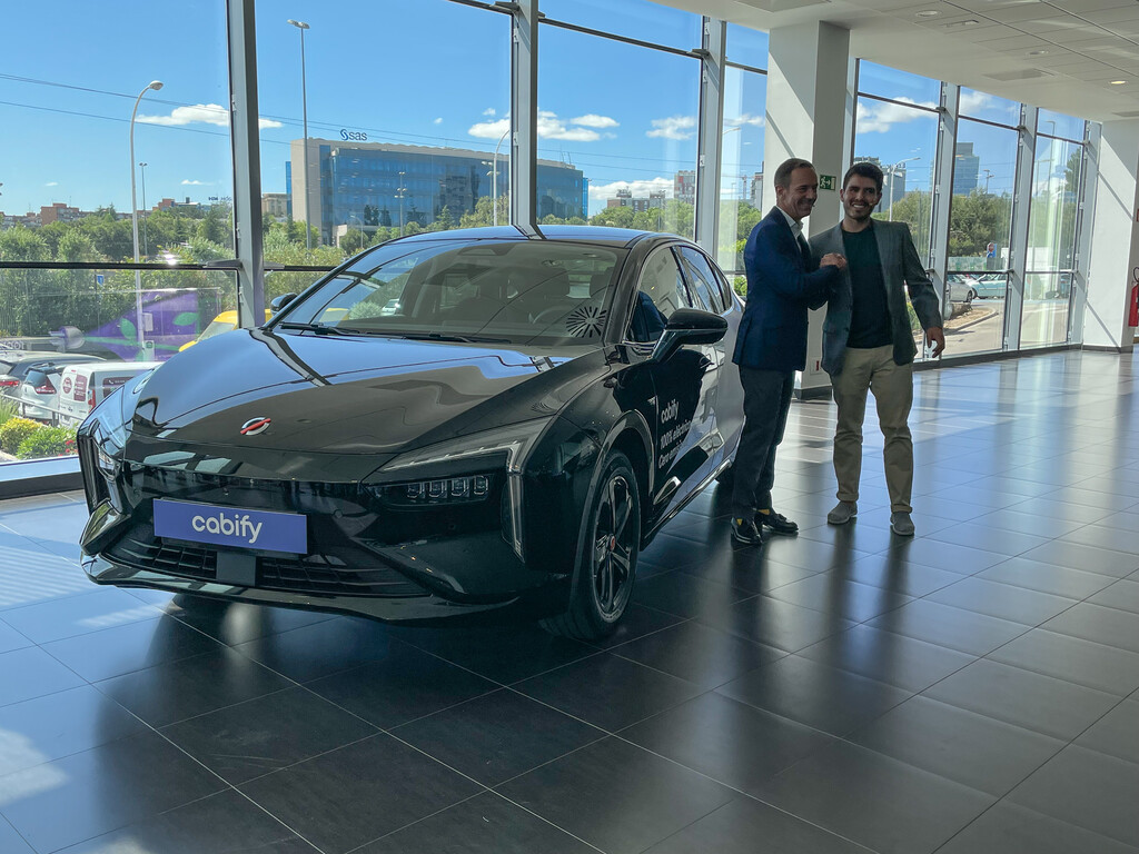 Podremos subirnos al coche, pero no conducirlo: Cabify trae a España el peculiar modelo de suscripción de Renault