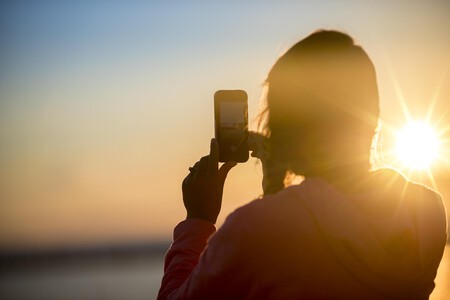 Sony construye el primer sensor fotográfico para móviles con dos capas de transistores, duplicando el área de captura de luz
