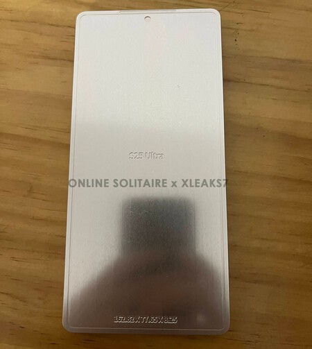 Foto del frontal de la maqueta del Galaxy S25 Ultra