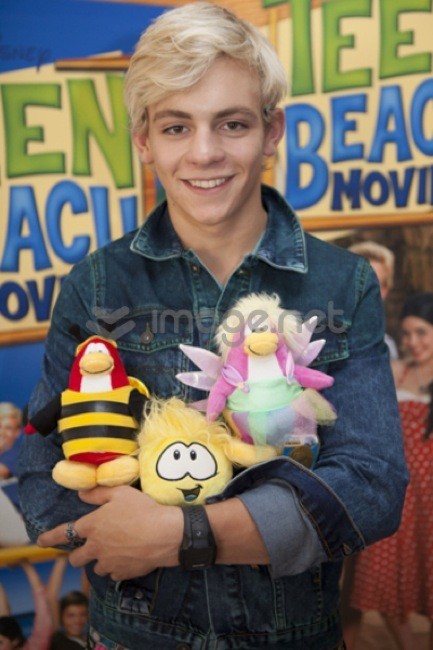 Club Penguin surca las olas con la fiesta Teen Beach Movie de Disney Channel