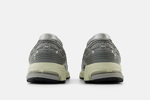 Lo nuevo de New Balance es un mocasín que combina aires Y2K con los clásicos dad shoes en un modelo que amenaza con agotarse
