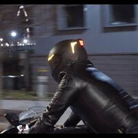 Este casco para moto promete ser la revolución: tiene intermitentes, luces de freno y de posición  