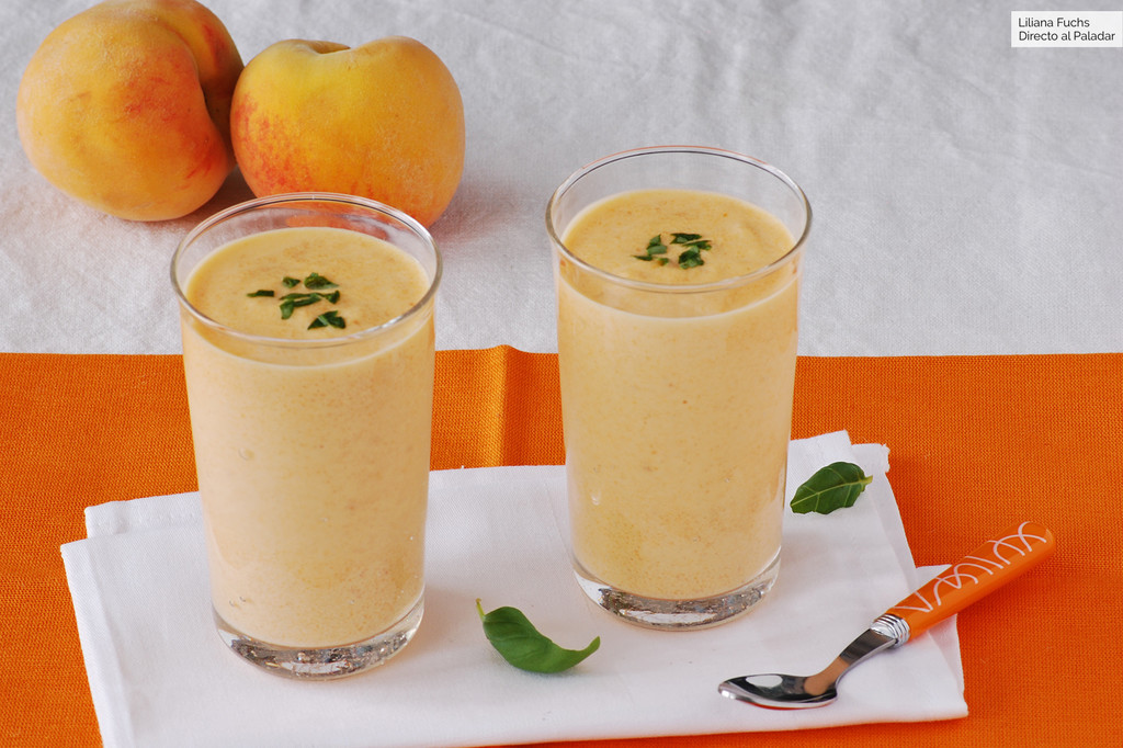Smoothie o batido cremoso de melocotón y yogur: receta refrescante y nutritiva