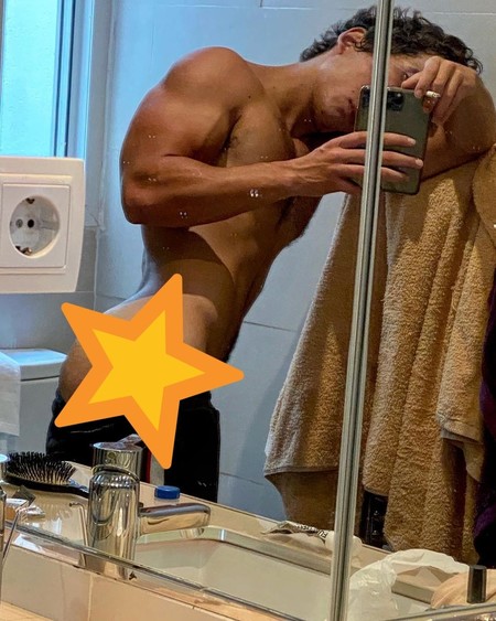 Si Miguel Herrán tenía sus complejos, ahora dice que la fama le ha vuelto loco y te enseña el conejo