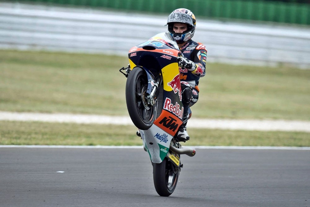Miguel Oliveira vence en una carrera de Moto3 con un final muy loco