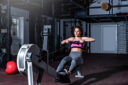 Una rutina HIIT rápida que puedes hacer en casa y en el gimnasio en solo 20 minutos