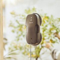 Vuelve la calima y con ella las ventanas sucias, la solución: este robot limpiacristales muy rebajado en Amazon con cupón  