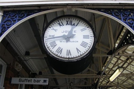 Encuesta: ¿cómo matas el tiempo en los aeropuertos y estaciones?
