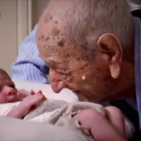 El inicio y el final de la vida: el conmovedor encuentro entre un abuelo de 112 años y una bebé recién nacida