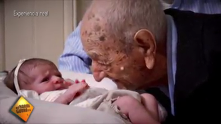 El inicio y el final de la vida: el conmovedor encuentro entre un abuelo de 112 años y una bebé recién nacida