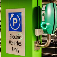 Cada vez hay más coches eléctricos circulando por el mundo, mientras los gasolina y diésel siguen rodando cuesta abajo