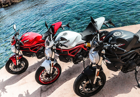 Celebrar tu 25º cumpleaños con un desfile está muy bien, sobre todo si eres la Ducati Monster