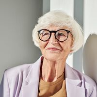 Los ocho hábitos matutinos de las personas que se mantienen lúcidas a los 70 años o más, según la psicología 