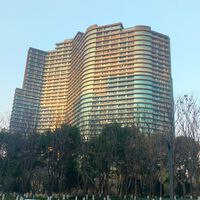 Hasta 30,000 personas caben en este edificio de China, que tiene casi todo lo necesario para vivir
