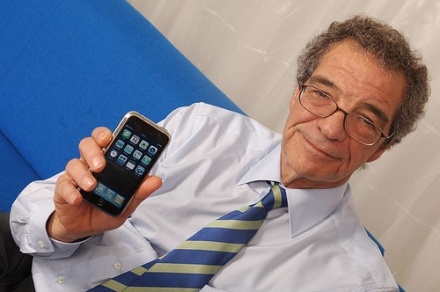 El presidente de Telefónica con un iPhone