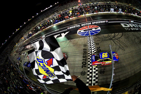 Carl Edwards vence en Bristol en una carrera marcada por la lluvia 