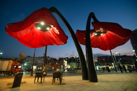 Las farolas en forma de amapolas gigantes de una plaza en Jerusalén
