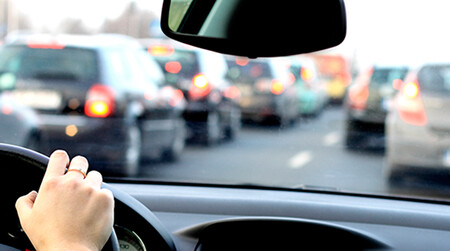 Activar las luces de emergencia cuando se frena en un atasco: me pueden multar por ello o no