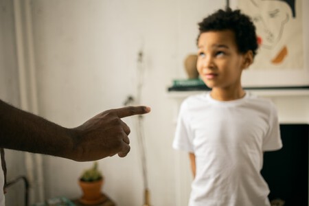 Por qué decirle a tu hijo "te lo dije" cuando comete un error daña su autoestima y no le sirve para aprender