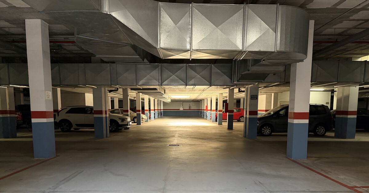 No se pueden vender ni alquilar plazas de garaje como estas: en Alicante lo están haciendo y no es legal