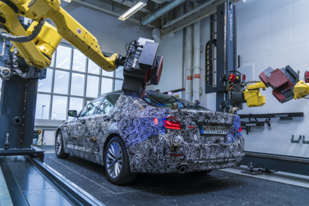 BMW ya habla de su nuevo Serie 5, nos lo muestra oculto en estas 8 fotos