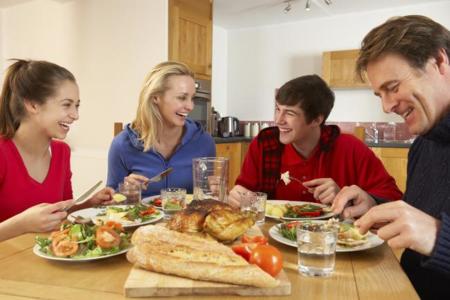 Comer en familia protege contra la obesidad y el sobrepeso