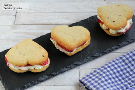 Galletas con corazón de fresas con nata para San Valentín. Receta