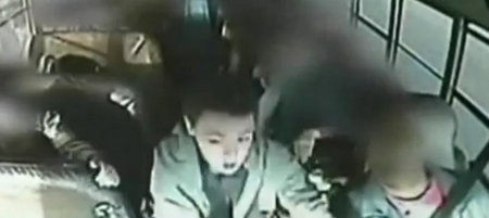 Un pequeño héroe de 13 años salva un autobús escolar
