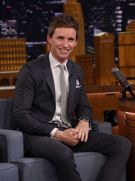 Del día a la noche: un look 24/7 para el invierno al estilo de Eddie Redmayne