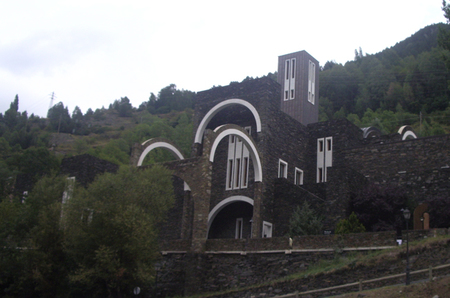 El Santuario de Meritxell, una obra de Bofill entre árboles andorranos