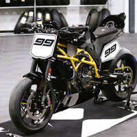 La naked más radical que vas a ver es este lobo negro con corazón de KTM para correr a lo hooligan en EE.UU