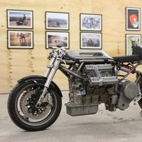 Gente con tiempo libre nivel: crear una moto partiendo del motor V6 de un coche Maserati