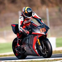 Así acelera una MotoE contra una MotoGP: el primer prototipo eléctrico de Ducati ya se prueba en Mugello